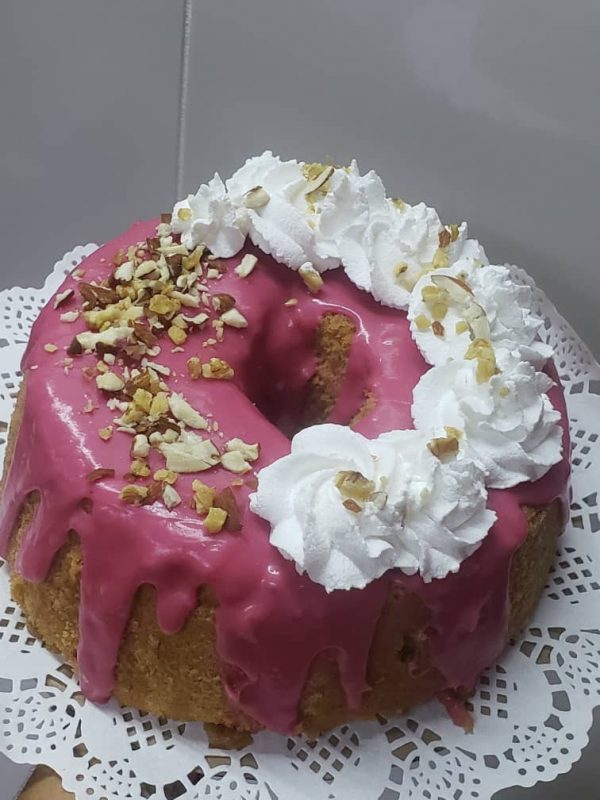Roscón cubierto de Ganache de Fresa y Frutos Secos